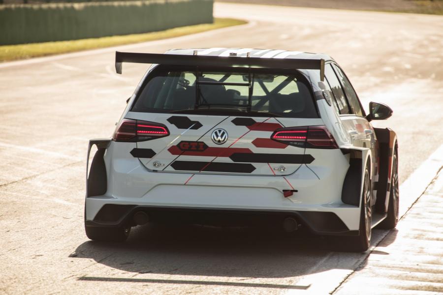  Volkswagen Golf GTI TCR (Typ 5G) 2018 года  (фото 16 из 39)